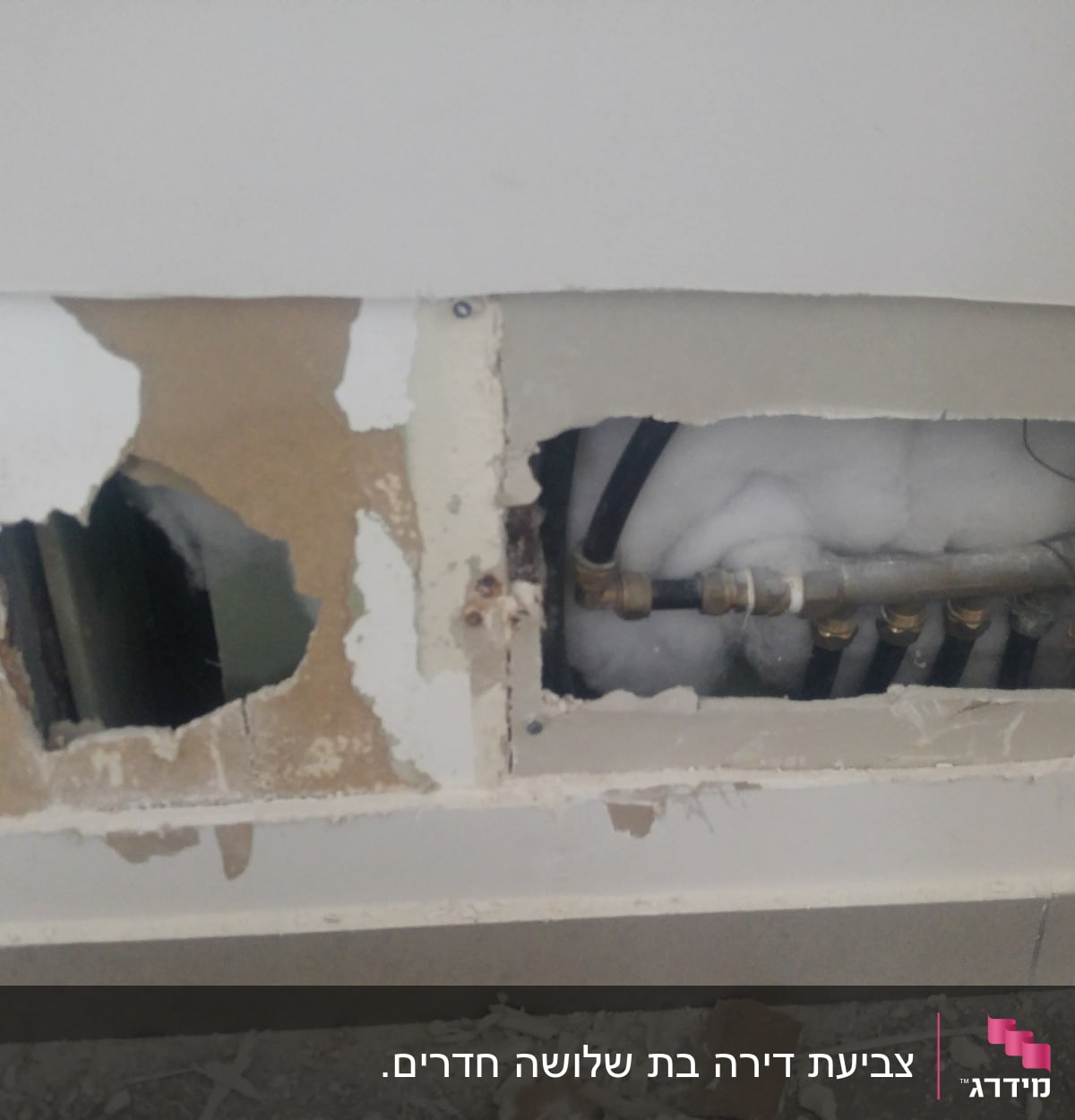 קיר עם חור ותשתית צינורות חשופים